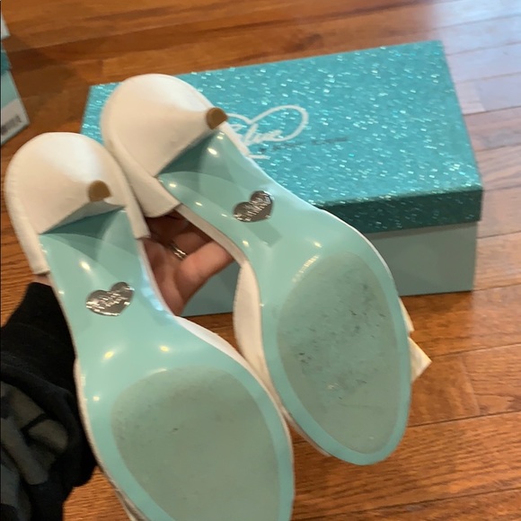 Betsy Johnson White Satin Open Toe Heel size 7.5 - Picture 7 of 7